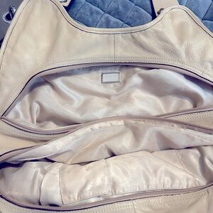 Gently used leather purse, tons of space, cute!